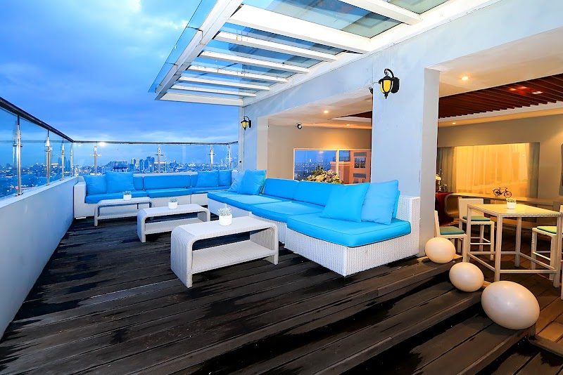 33 Sky Bridge