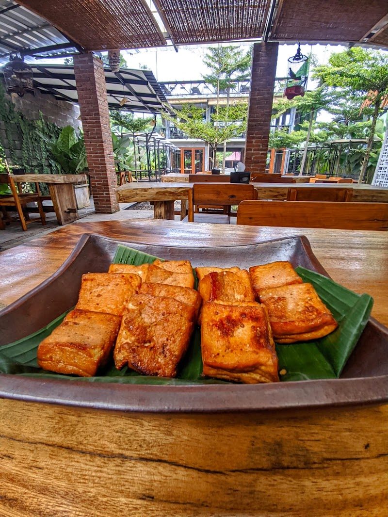 dpalem Warung prasmanan, cafe dan kolam renang