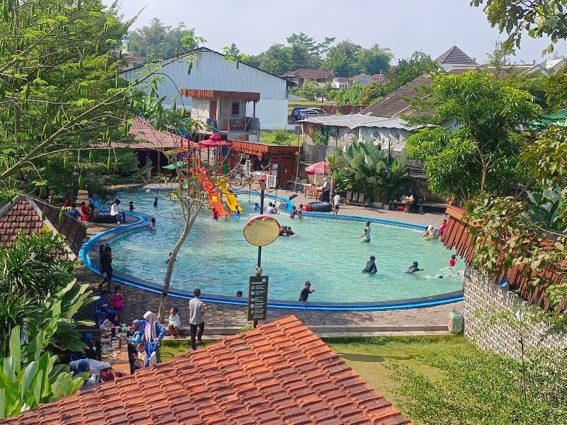 dpalem Warung prasmanan, cafe dan kolam renang
