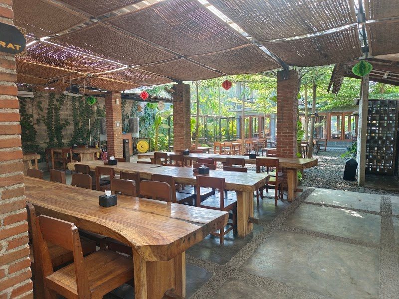 dpalem Warung prasmanan, cafe dan kolam renang