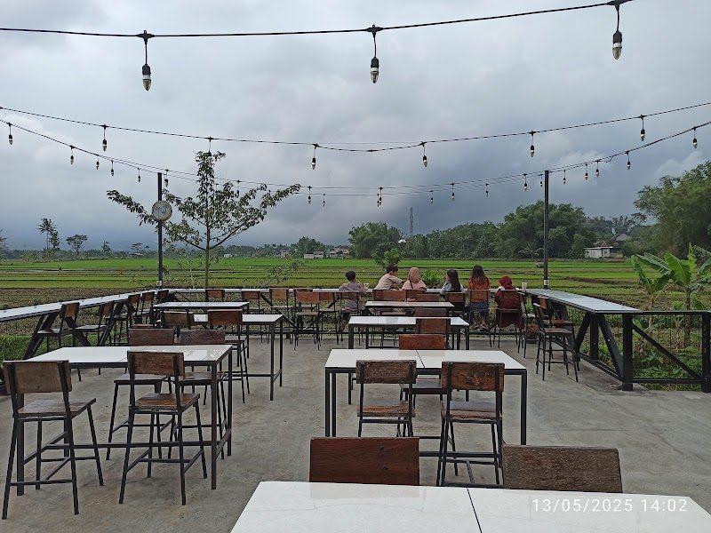 dpalem Warung prasmanan, cafe dan kolam renang