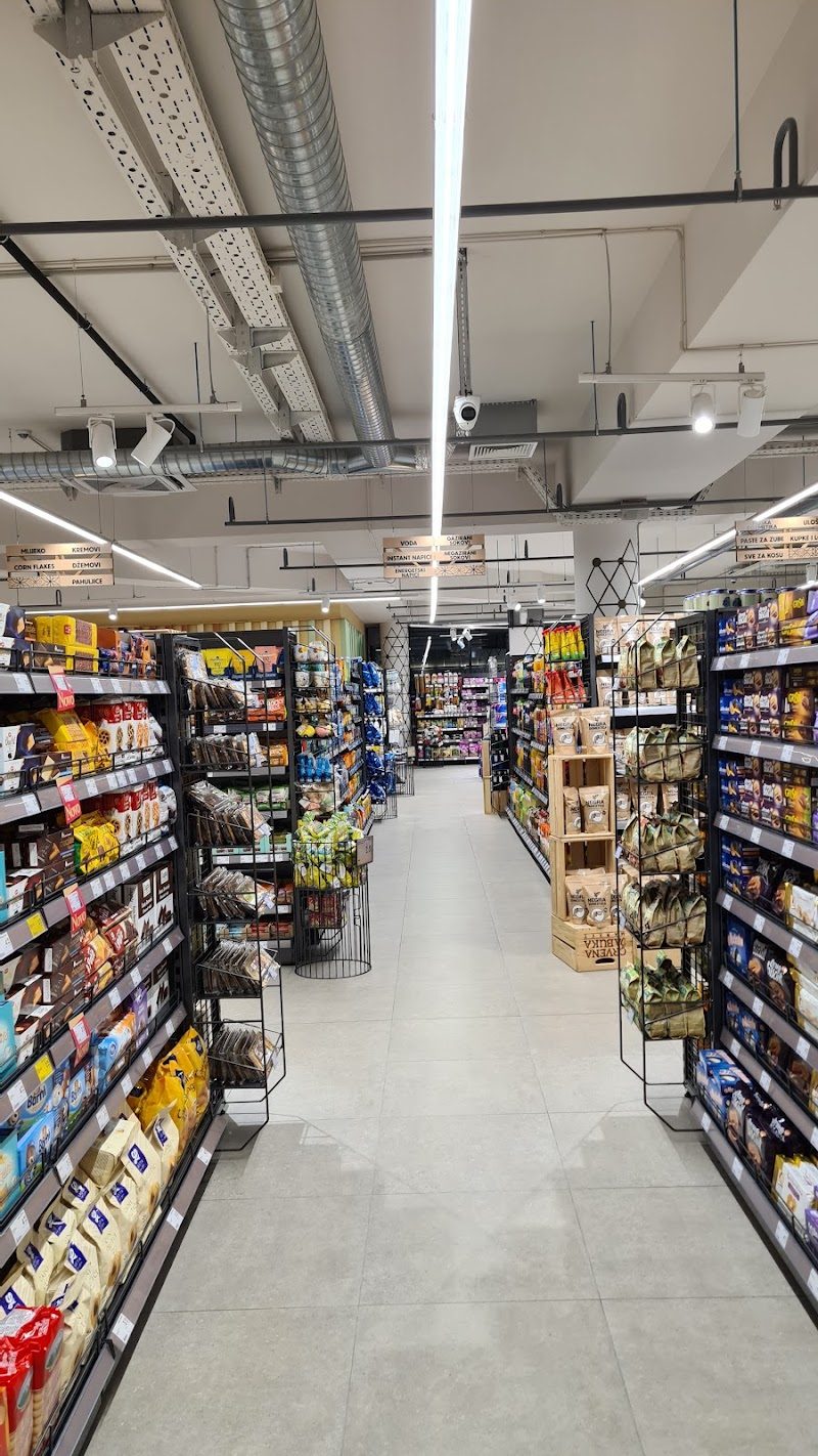 Crvena jabuka gastro market Marindvor – Sushi Bar